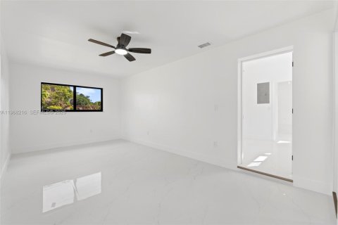 Casa en venta en Miami, Florida, 5 dormitorios, 184.97 m2 № 2029340 - foto 29