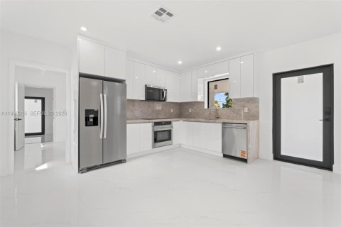 Casa en venta en Miami, Florida, 5 dormitorios, 184.97 m2 № 2029340 - foto 8