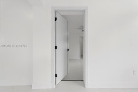 Casa en venta en Miami, Florida, 5 dormitorios, 184.97 m2 № 2029340 - foto 16