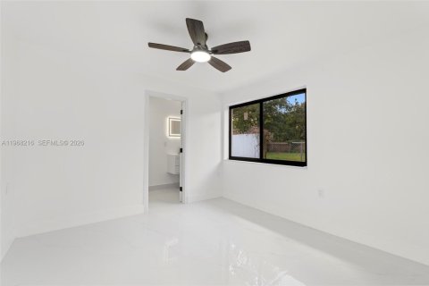 Casa en venta en Miami, Florida, 5 dormitorios, 184.97 m2 № 2029340 - foto 17