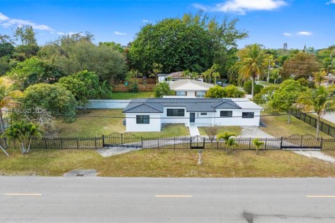 Casa en Miami, Florida 5 dormitorios, 184.97 m2 № 2029340