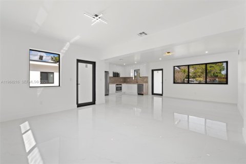 Casa en venta en Miami, Florida, 5 dormitorios, 184.97 m2 № 2029340 - foto 15