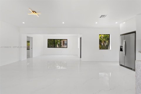 Casa en venta en Miami, Florida, 5 dormitorios, 184.97 m2 № 2029340 - foto 5