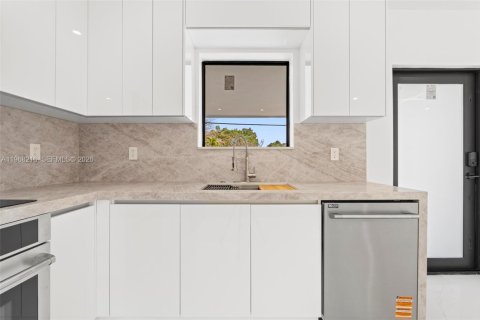 Casa en venta en Miami, Florida, 5 dormitorios, 184.97 m2 № 2029340 - foto 10