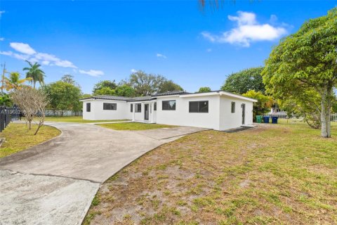 Casa en venta en Miami, Florida, 5 dormitorios, 184.97 m2 № 2029340 - foto 2