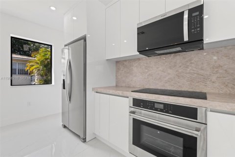 Casa en venta en Miami, Florida, 5 dormitorios, 184.97 m2 № 2029340 - foto 11