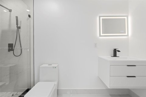 Casa en venta en Miami, Florida, 5 dormitorios, 184.97 m2 № 2029340 - foto 19