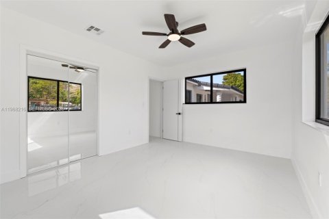 Casa en venta en Miami, Florida, 5 dormitorios, 184.97 m2 № 2029340 - foto 26