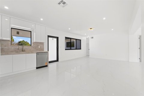 Casa en venta en Miami, Florida, 5 dormitorios, 184.97 m2 № 2029340 - foto 13