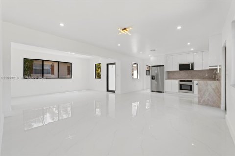 Casa en venta en Miami, Florida, 5 dormitorios, 184.97 m2 № 2029340 - foto 6