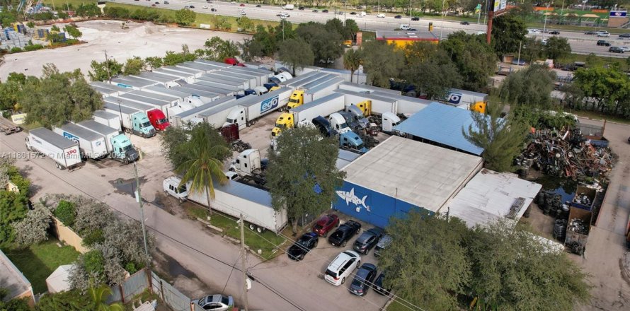Commercial property in Pompano Beach, Florida № 1697628