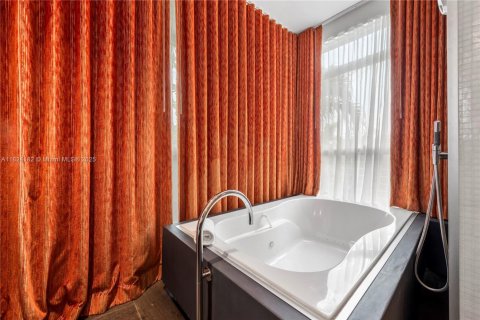 Villa ou maison à vendre à Miami, Floride: 7 chambres, 558.99 m2 № 1804486 - photo 25