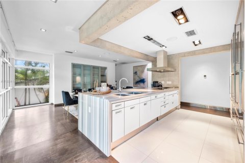 Villa ou maison à vendre à Miami, Floride: 7 chambres, 558.99 m2 № 1804486 - photo 9