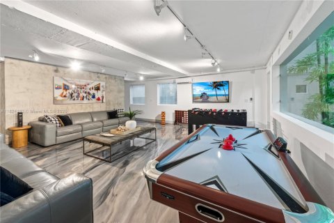 Villa ou maison à vendre à Miami, Floride: 7 chambres, 558.99 m2 № 1804486 - photo 15