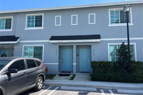 Townhouse in Florida City, Florida 3 bedrooms, 132.39 sq.m. № 1697509 - photo 2