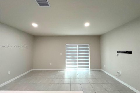 Townhouse in Florida City, Florida 3 bedrooms, 132.39 sq.m. № 1697509 - photo 18