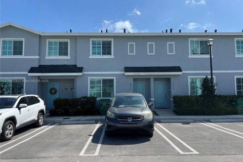 Townhouse in Florida City, Florida 3 bedrooms, 132.39 sq.m. № 1697509 - photo 1