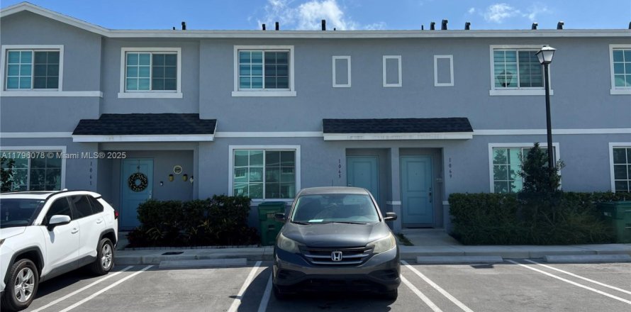 Townhouse in Florida City, Florida 3 bedrooms, 132.39 sq.m. № 1697509