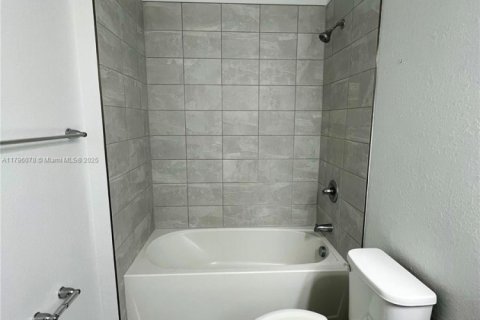 Townhouse in Florida City, Florida 3 bedrooms, 132.39 sq.m. № 1697509 - photo 8