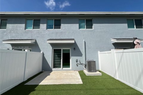 Townhouse in Florida City, Florida 3 bedrooms, 132.39 sq.m. № 1697509 - photo 19