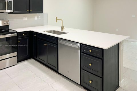 Townhouse in Florida City, Florida 3 bedrooms, 132.39 sq.m. № 1697509 - photo 15