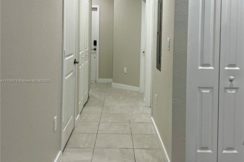 Townhouse in Florida City, Florida 3 bedrooms, 132.39 sq.m. № 1697509 - photo 11