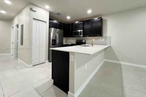 Townhouse in Florida City, Florida 3 bedrooms, 132.39 sq.m. № 1697509 - photo 14