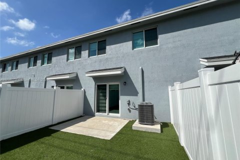 Townhouse in Florida City, Florida 3 bedrooms, 132.39 sq.m. № 1697509 - photo 20