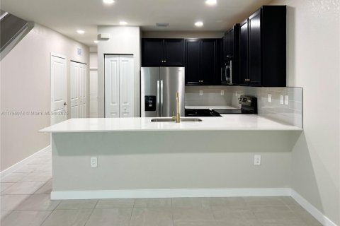 Townhouse in Florida City, Florida 3 bedrooms, 132.39 sq.m. № 1697509 - photo 12