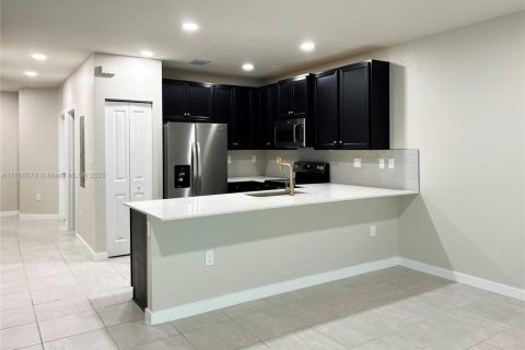 Townhouse in Florida City, Florida 3 bedrooms, 132.39 sq.m. № 1697509 - photo 13