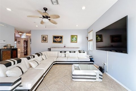 House in Pembroke Pines, Florida 5 bedrooms, 325.25 sq.m. № 1975957 - photo 22