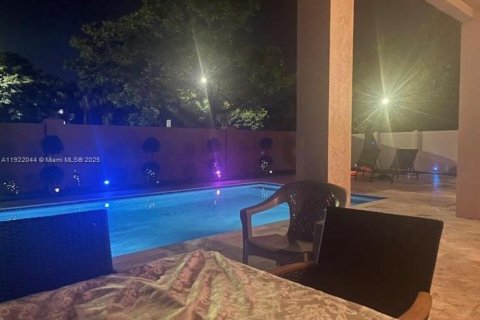 House in Pembroke Pines, Florida 5 bedrooms, 325.25 sq.m. № 1975957 - photo 3