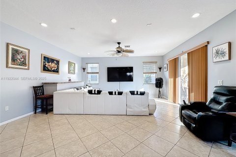 House in Pembroke Pines, Florida 5 bedrooms, 325.25 sq.m. № 1975957 - photo 21