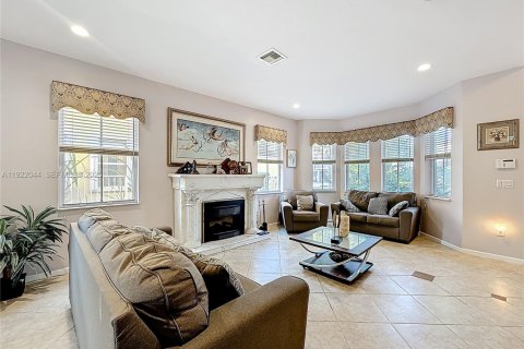 House in Pembroke Pines, Florida 5 bedrooms, 325.25 sq.m. № 1975957 - photo 12