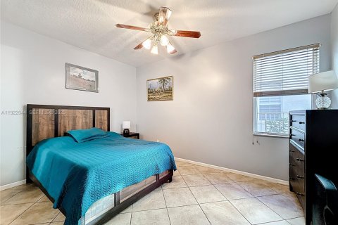 House in Pembroke Pines, Florida 5 bedrooms, 325.25 sq.m. № 1975957 - photo 25