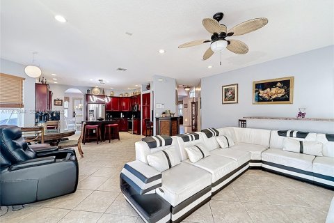 House in Pembroke Pines, Florida 5 bedrooms, 325.25 sq.m. № 1975957 - photo 23