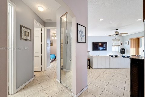 House in Pembroke Pines, Florida 5 bedrooms, 325.25 sq.m. № 1975957 - photo 24