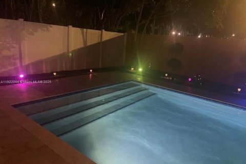 House in Pembroke Pines, Florida 5 bedrooms, 325.25 sq.m. № 1975957 - photo 1