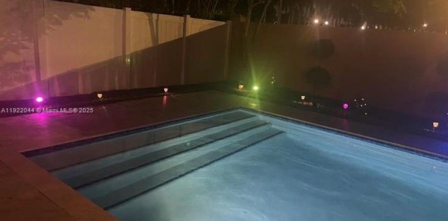 House in Pembroke Pines, Florida 5 bedrooms, 325.25 sq.m. № 1975957