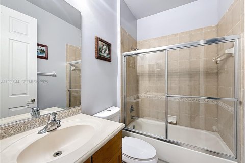 House in Pembroke Pines, Florida 5 bedrooms, 325.25 sq.m. № 1975957 - photo 28