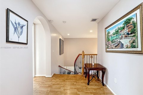 House in Pembroke Pines, Florida 5 bedrooms, 325.25 sq.m. № 1975957 - photo 29