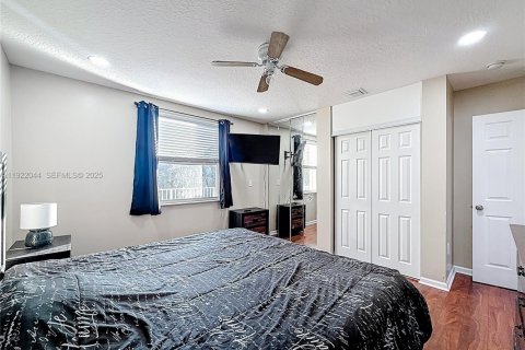 House in Pembroke Pines, Florida 5 bedrooms, 325.25 sq.m. № 1975957 - photo 30