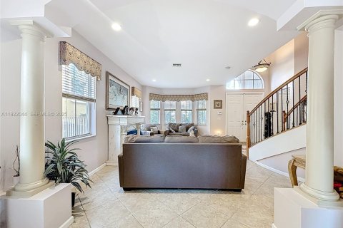 House in Pembroke Pines, Florida 5 bedrooms, 325.25 sq.m. № 1975957 - photo 11