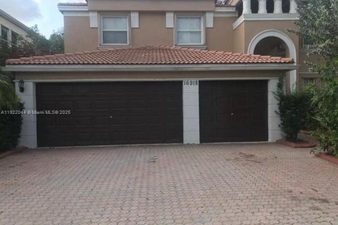 House in Pembroke Pines, Florida 5 bedrooms, 325.25 sq.m. № 1975957 - photo 2