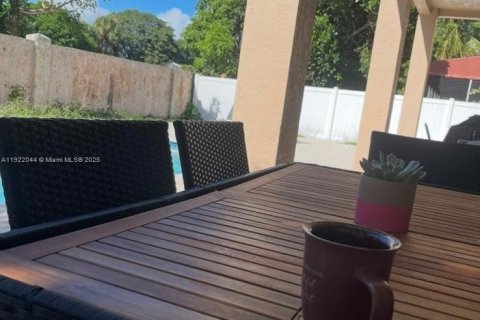 House in Pembroke Pines, Florida 5 bedrooms, 325.25 sq.m. № 1975957 - photo 4