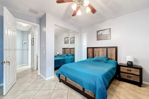 House in Pembroke Pines, Florida 5 bedrooms, 325.25 sq.m. № 1975957 - photo 26