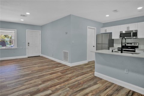 Villa ou maison à louer à Fort Lauderdale, Floride: 2 chambres, 78.6 m2 № 2046700 - photo 4