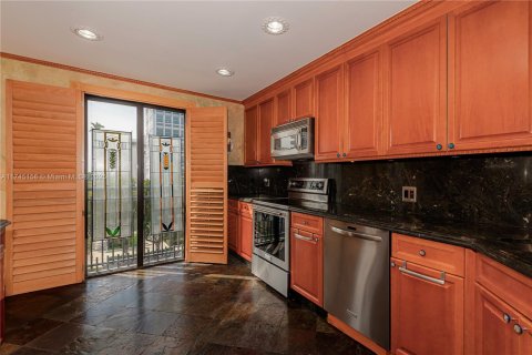 Condo in Coral Gables, Florida, 2 bedrooms  № 1716436 - photo 12