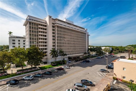 Condo in Coral Gables, Florida, 2 bedrooms  № 1716436 - photo 4