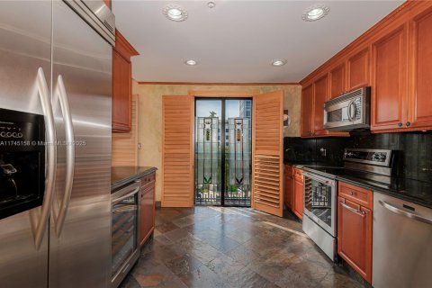Condo in Coral Gables, Florida, 2 bedrooms  № 1716436 - photo 13